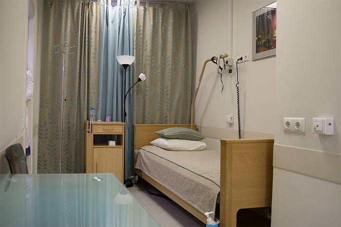 Уютные палаты оснащены медицинскими кроватями с ортопедическими матрасами и кнопками вызова персонала