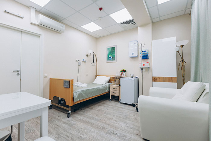 Уютные палаты оснащены медицинскими кроватями с ортопедическими матрасами и кнопками вызова персонала